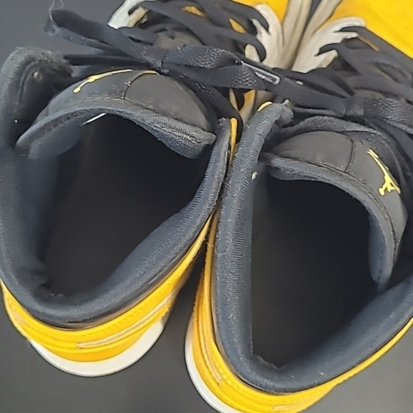 Nike Air Jordan 1 Mid US University Gold Yellow Shoes 554724-170 Youth 7/ W 8 - Picture 10 of 17